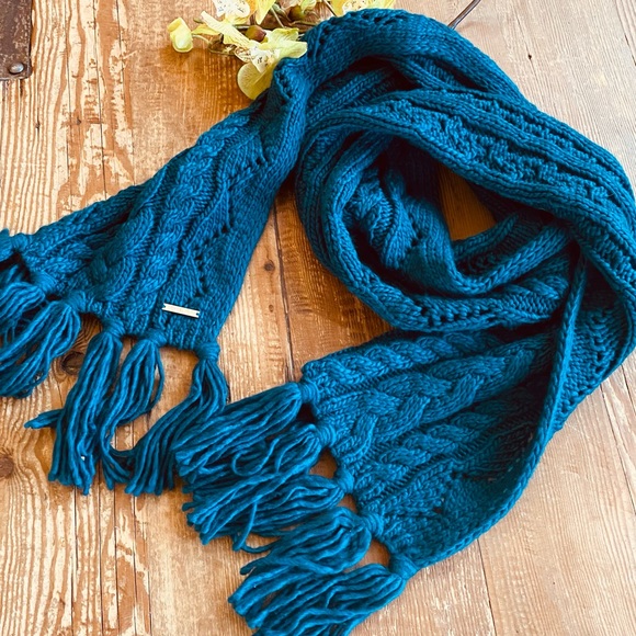 MICHAEL Michael Kors Cable Knit Scarf - Picture 4 of 13